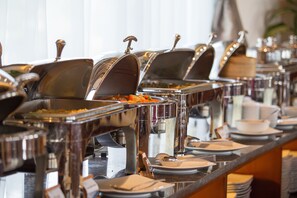 Daily buffet breakfast (VND 405000 per person)