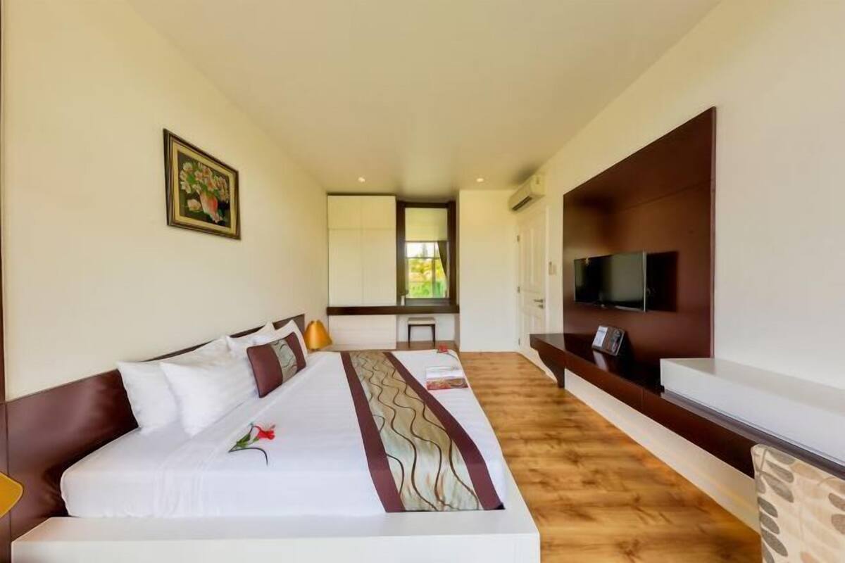 Ropa de cama de alta calidad, edredones de plumas, minibar y caja fuerte