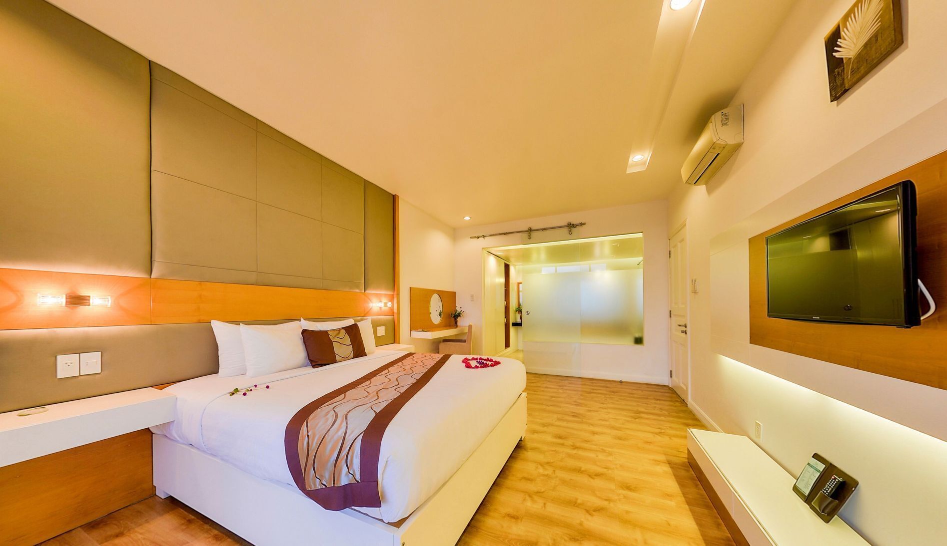 Premium bedding, down duvets, minibar, in-room safe