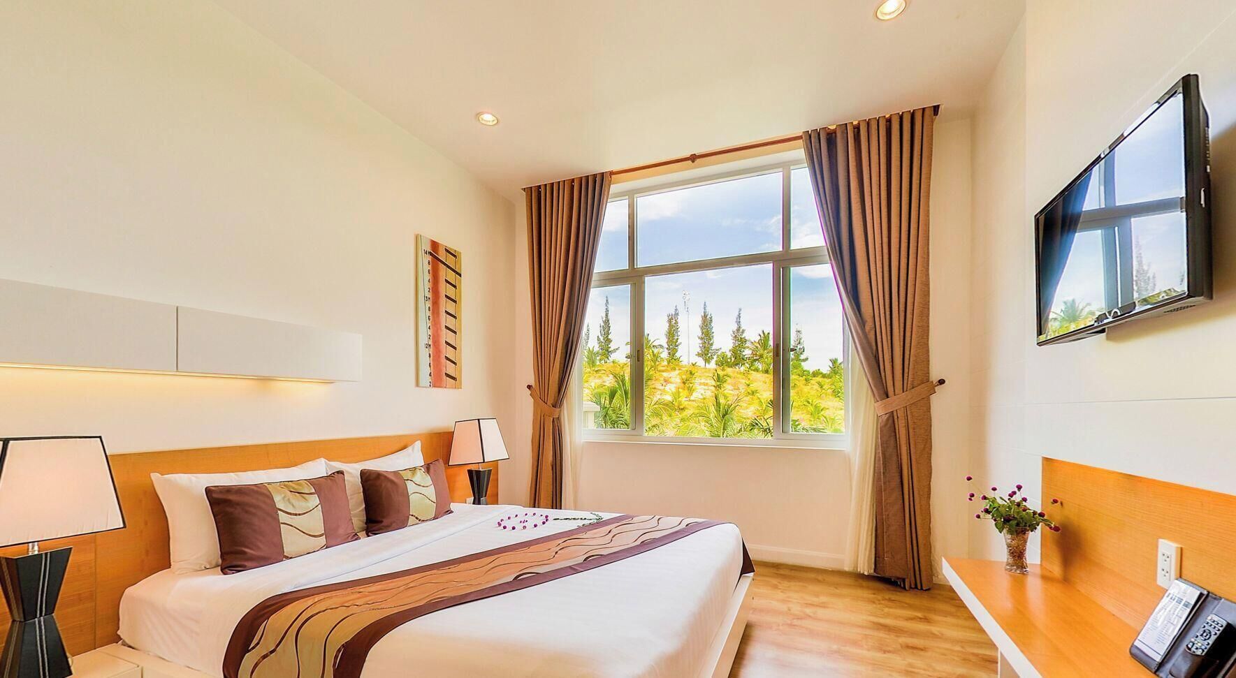 Ropa de cama de alta calidad, cubrecamas y minibar 