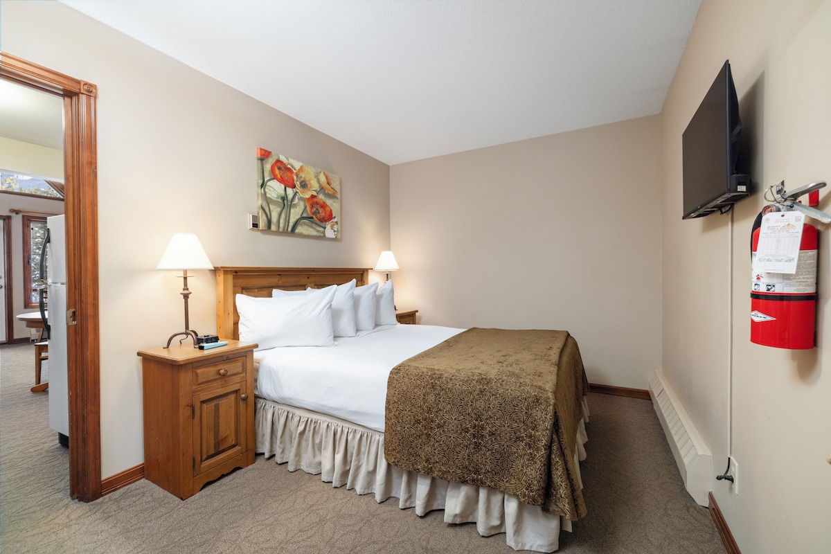 Fairview Suite (Street Facing) | Hypo-allergenic bedding, pillow-top beds, in-room safe, free WiFi