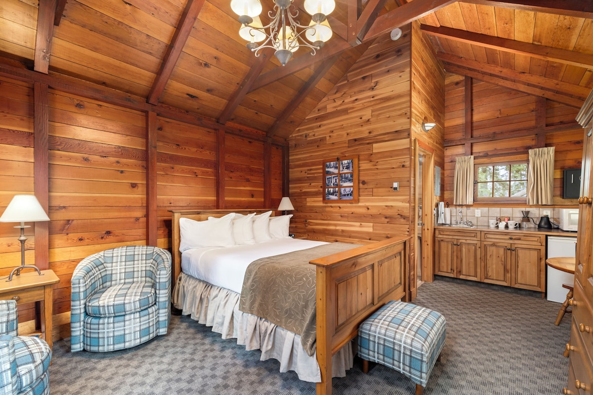 Wilson Cabin | Hypo-allergenic bedding, pillow-top beds, in-room safe, free WiFi