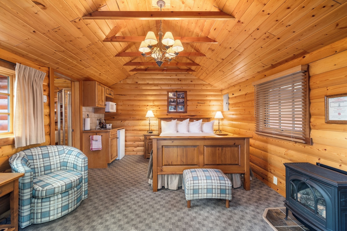 Feuz Cabin | Hypo-allergenic bedding, pillow-top beds, in-room safe, free WiFi