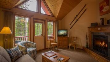 Hypo-allergenic bedding, pillowtop beds, in-room safe, free WiFi