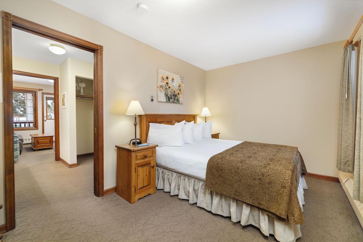Saddleback Suite (Street Facing) | Hypo-allergenic bedding, pillow-top beds, in-room safe, free WiFi
