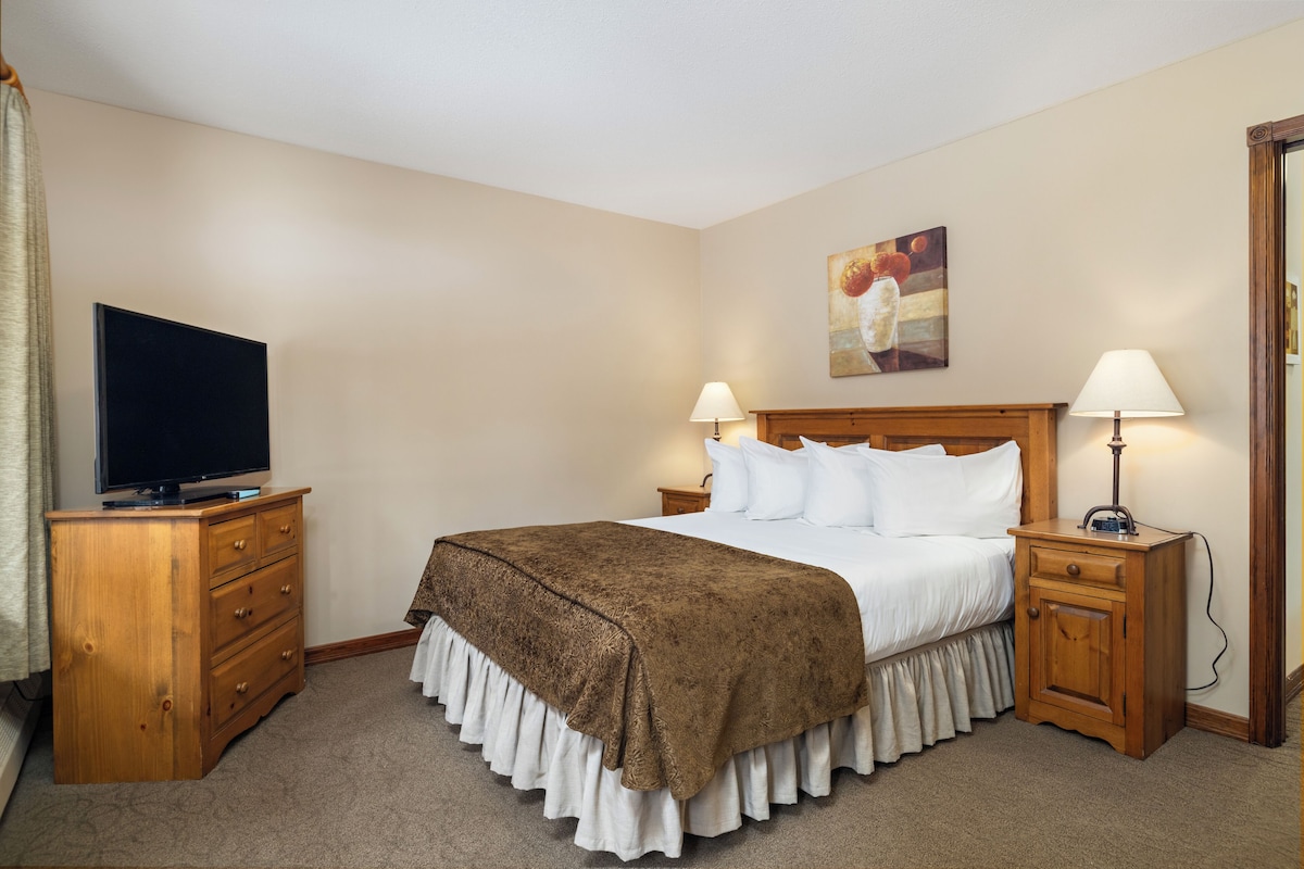 Saddleback Suite, Queen, 2 Twin | Hypo-allergenic bedding, pillow-top beds, in-room safe, free WiFi