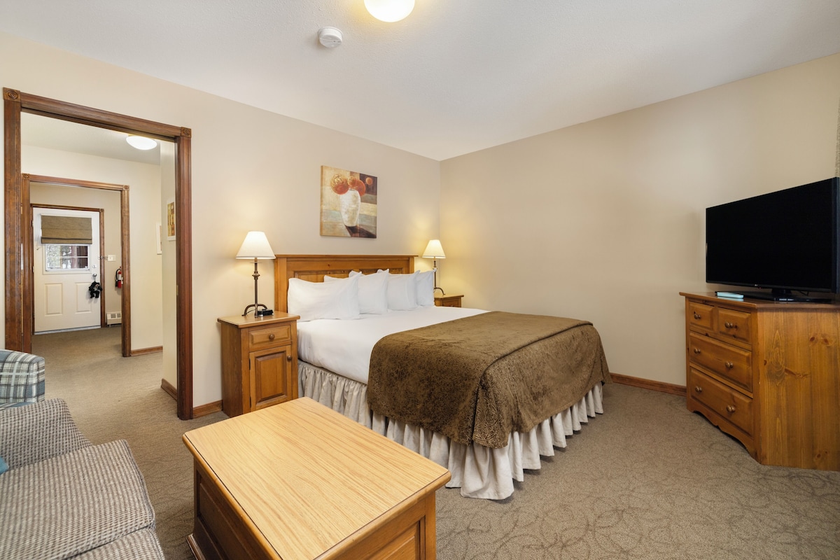Preferred Saddleback Suite | Hypo-allergenic bedding, pillow-top beds, in-room safe, free WiFi