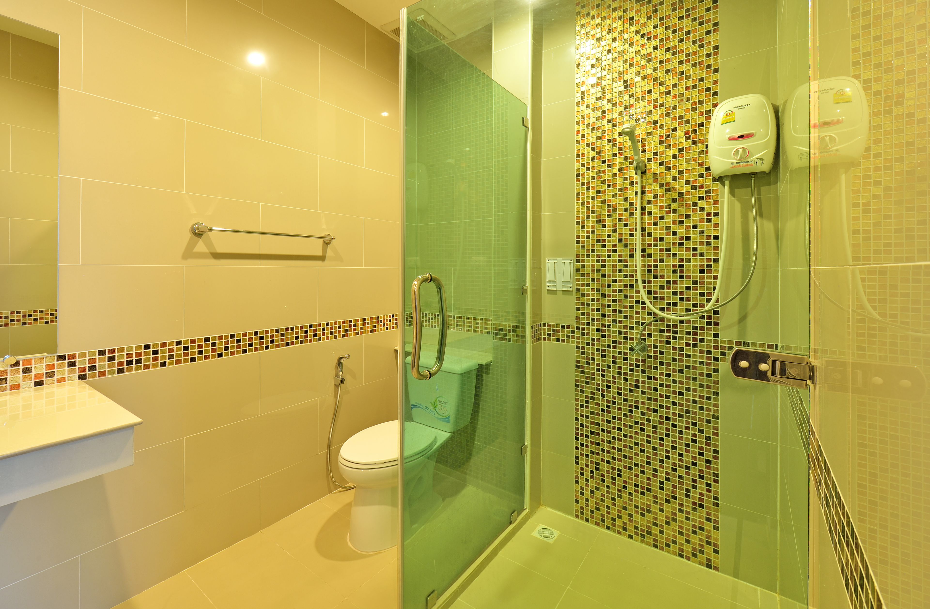 deluxe twin room | bathroom | shower, free toiletries, towels