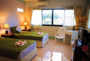 In-room safe, rollaway beds, free WiFi - J Guesthouse (Krabi)