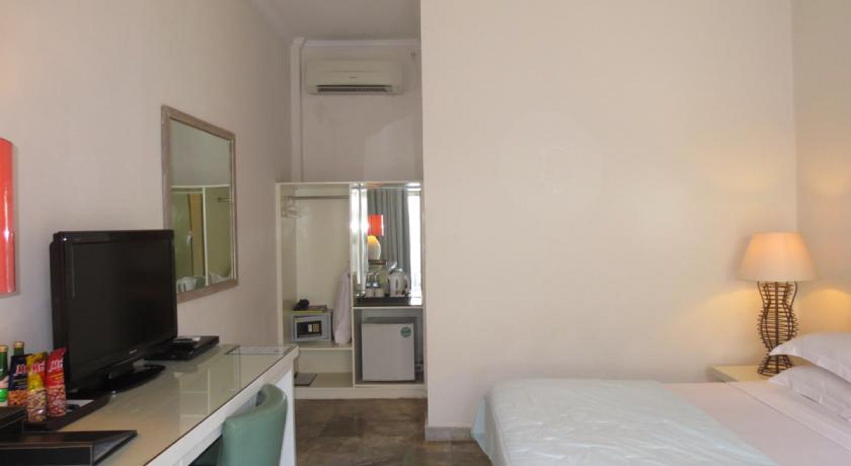 in-room safe, desk, blackout curtains, free wifi