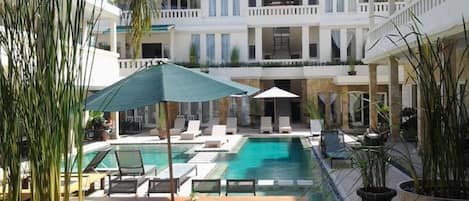 Piscine extérieure, parasols de plage, chaises longues