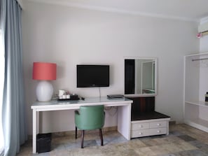 Habitación superior | Caja de seguridad en la habitación, escritorio y cortinas blackout
