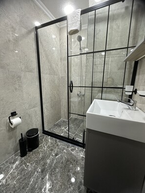 Ducha, artículos de tocador gratuitos, secador de pelo, toallas