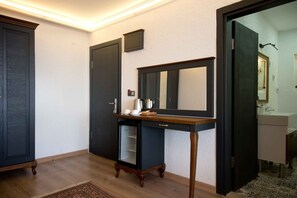 Deluxe Room | Egyptian cotton sheets, premium bedding, down comforters, minibar - Big Orange Hotel Old City  (Istanbul)