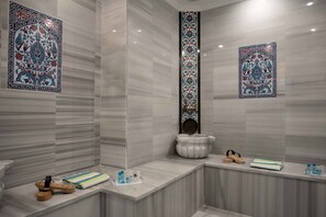 デラックス ルーム | バスルーム | シャワー、バスアメニティ (無料)、ヘアドライヤー、タオル