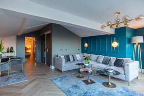 Habitación romántica | Zona de estar | Una televisión LED, libros