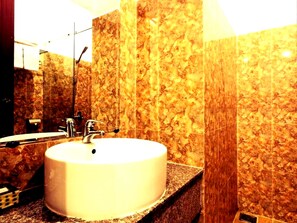 Superior Room | Bathroom | Shower, hydromassage showerhead, designer toiletries, hair dryer - Brown Bean Hotel (Da Nang)