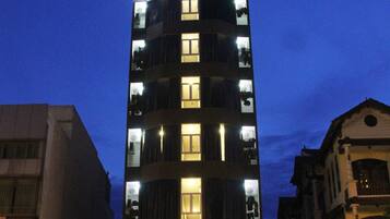 Vista frontal de la propiedad por la tarde o noche