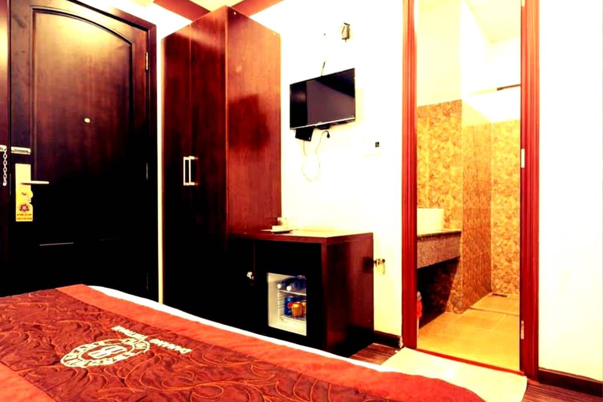 Premium bedding, free minibar items, in-room safe, soundproofing