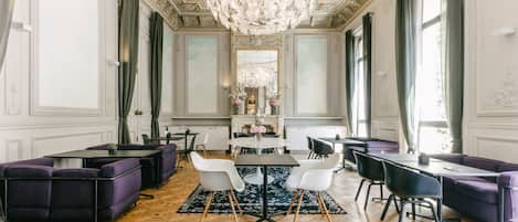 S'hi serveixen esmorzars i esmorzars-dinars