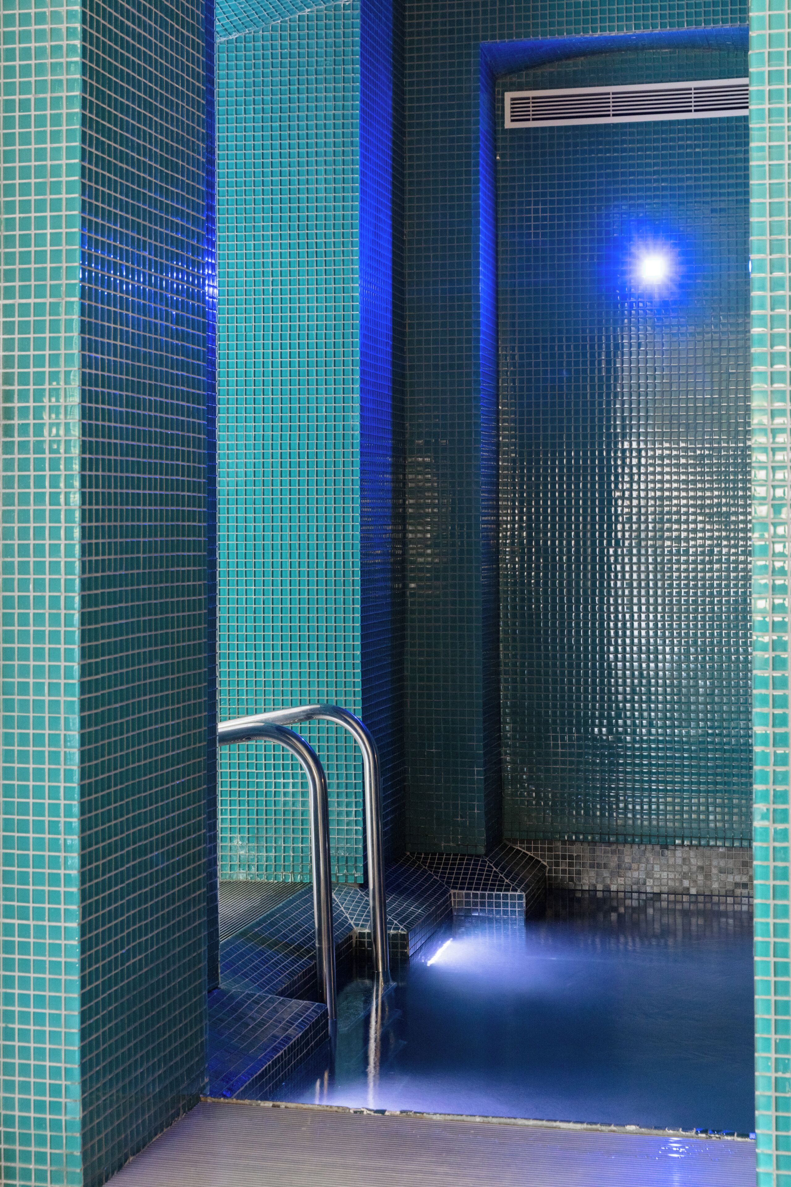 Couples treatment room(s), sauna, hot tub, prenatal massages, massages