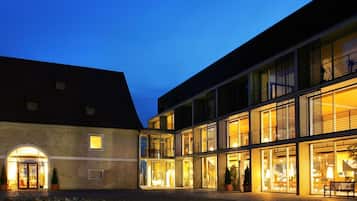 Fassade der Unterkunft – Abend/Nacht