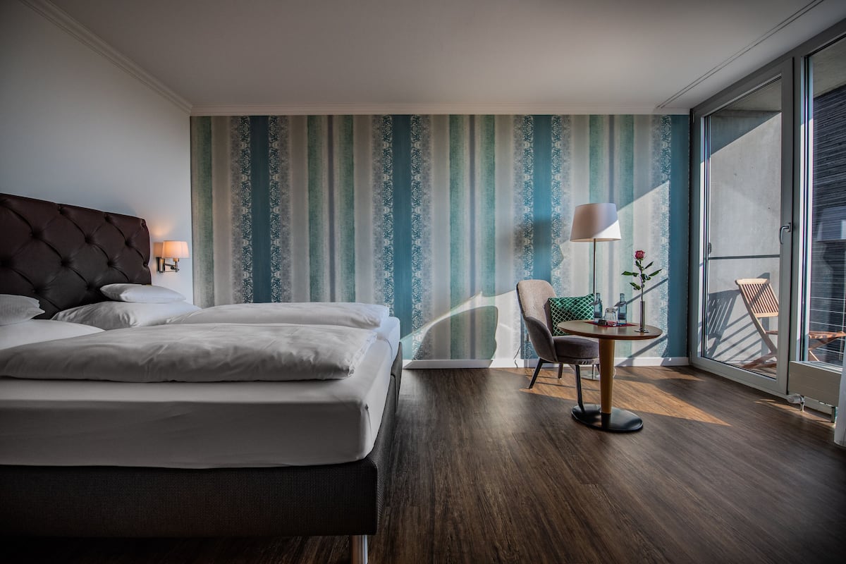 Tweepersoonskamer | Een kluis op de kamer, een bureau, extra bedden, gratis wifi