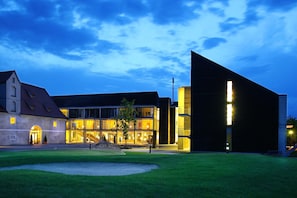 Front of property – evening/night - Waldsee Golf Resort (Bad Waldsee)