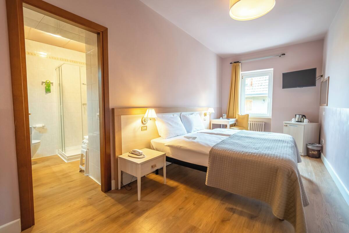 Standard Double or Twin Room | In-room safe, desk, blackout curtains, free WiFi
