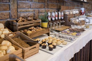 Free daily buffet breakfast  - Hotel Bellavista (San Zeno di Montagna)