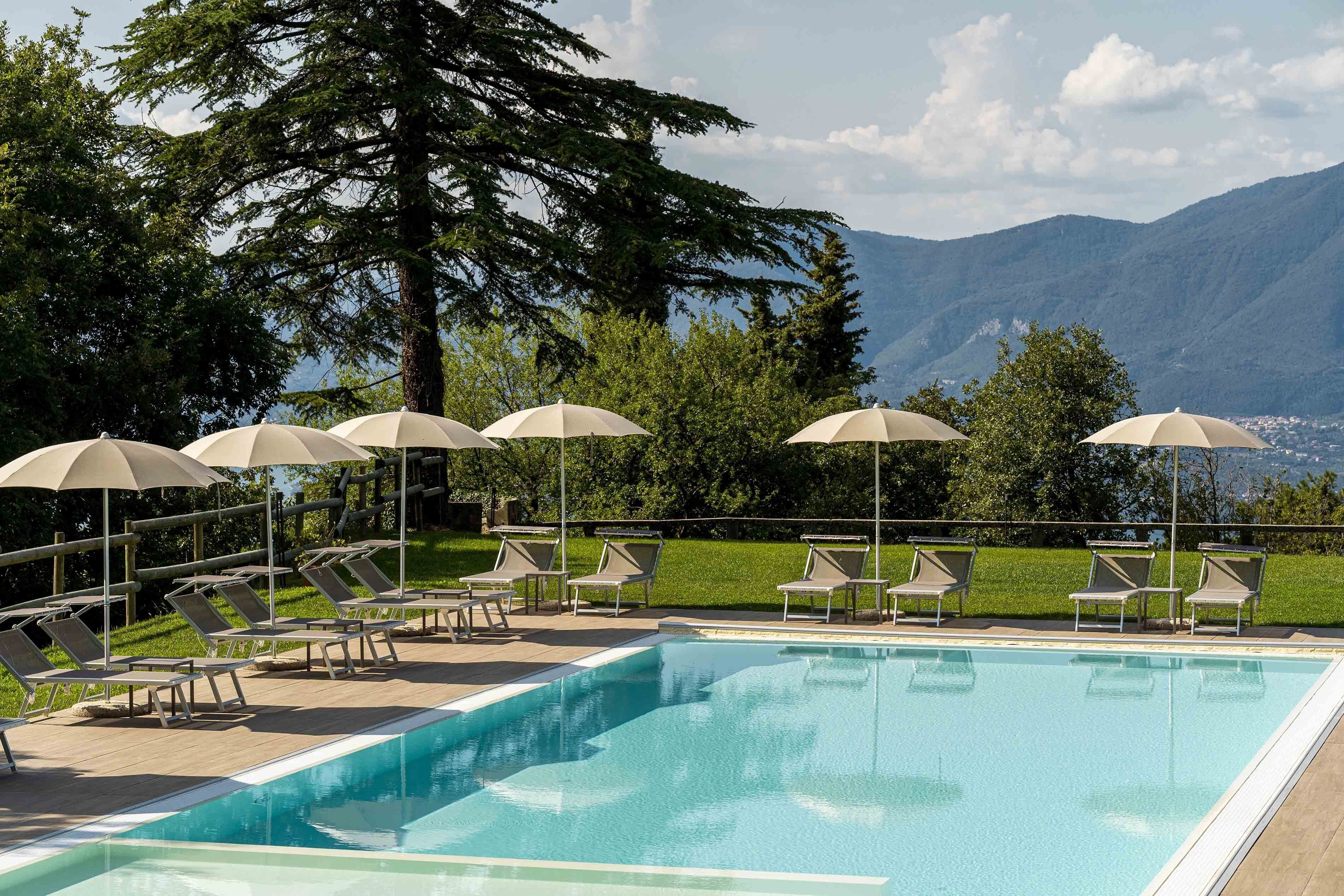 Piscine extérieure, parasols de plage, chaises longues