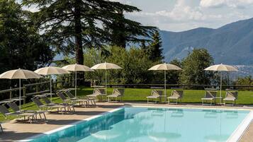 Kolam renang outdoor, dengan payung kolam renang dan kursi berjemur