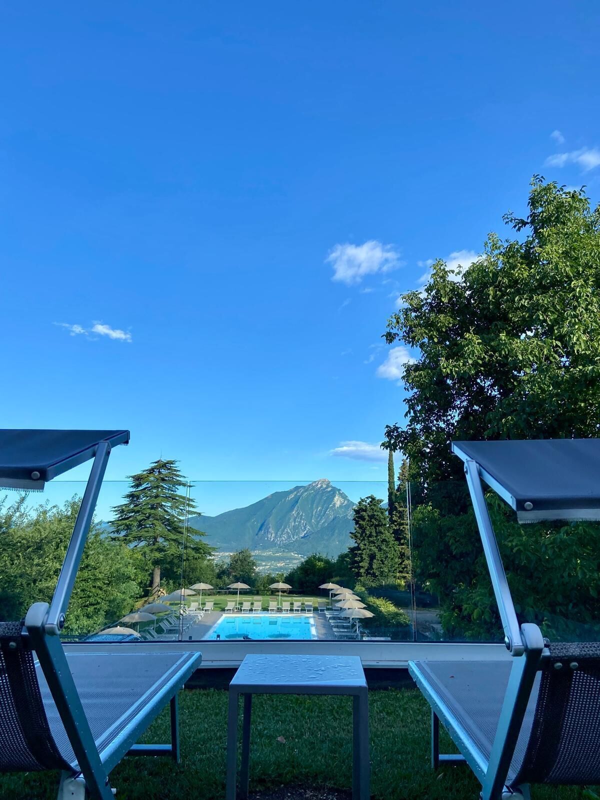 Piscina all'aperto, ombrelloni da piscina, lettini