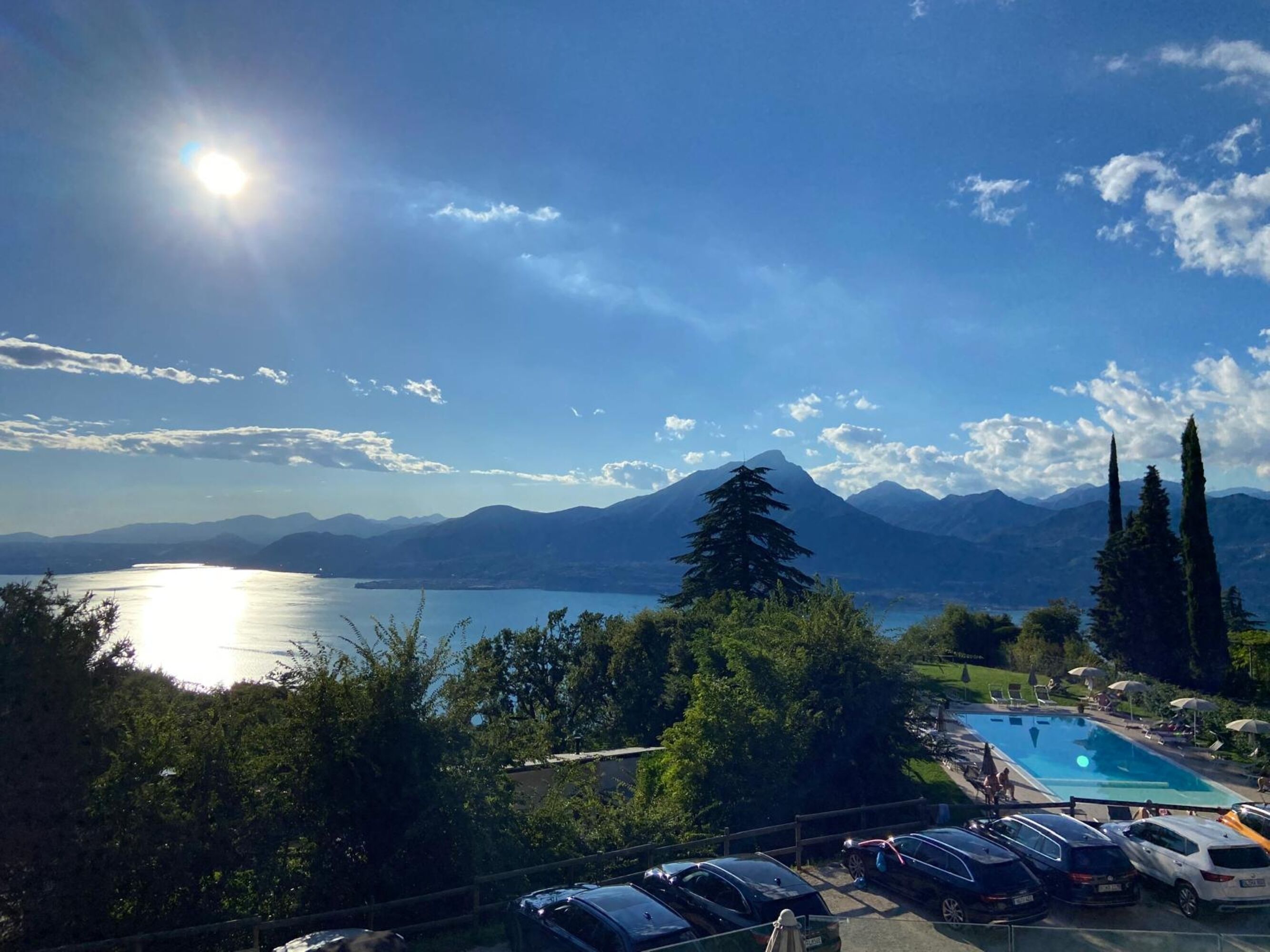 Un espace piscine avec vue sur un lac et des montagnes.