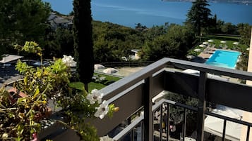 Superior-Doppelzimmer, Balkon, eingeschrÀnkter Seeblick | Blick auf den See