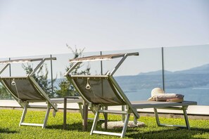 Outdoor pool, open 8:00 AM to 7:00 PM, pool umbrellas, sun loungers - Hotel Bellavista (San Zeno di Montagna)