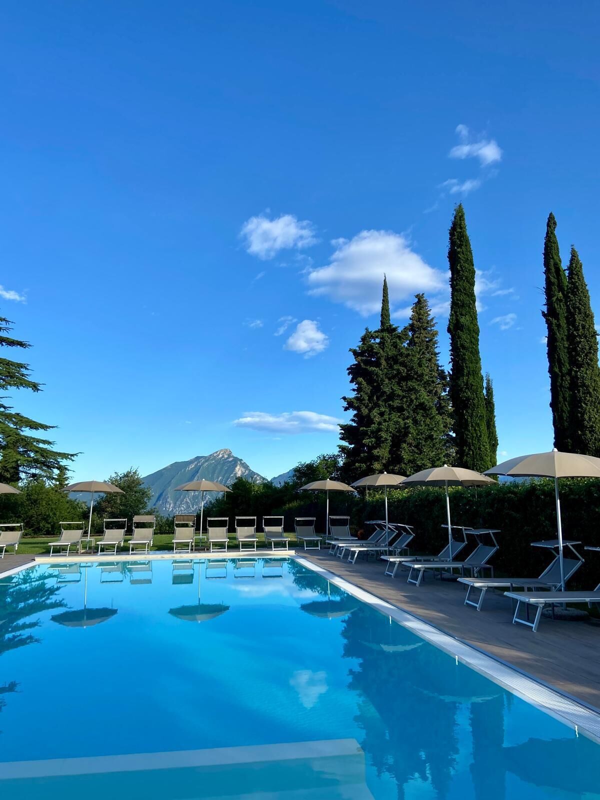 outdoor pool, open 8:00 am to 7:00 pm, pool umbrellas, pool loungers