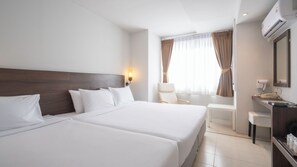 Standard-Dreibettzimmer | Zimmersafe, Verdunkelungsvorhänge, kostenlose Babybetten