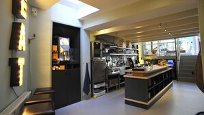 Dining - King Kong Hostel (Rotterdam)
