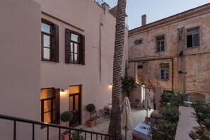 สนามรอบบริเวณ