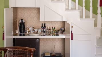 Una escalera con balaustres blancos y una pared verde.