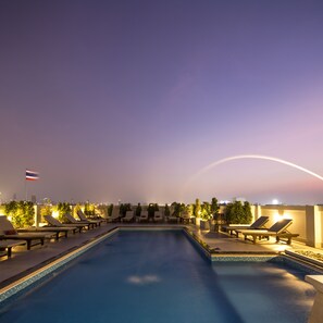 A rooftop pool area with lounge chairs and a flag. - The Mulberry Bangkok Khaosan Road (Bangkok)