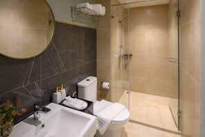 Een douche, gratis toiletartikelen, een haardroger, handdoeken