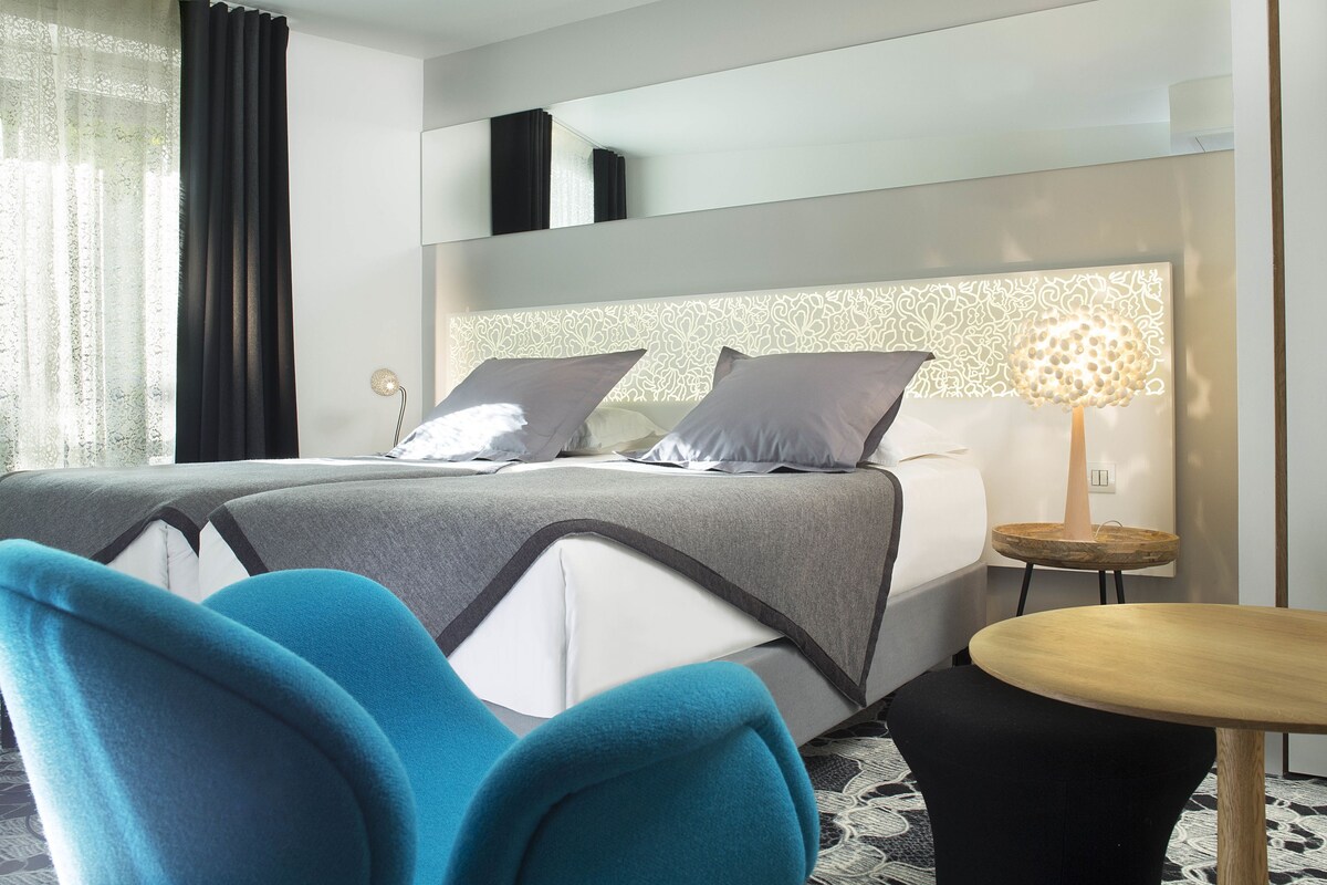 Premium bedding, in-room safe, desk, laptop workspace