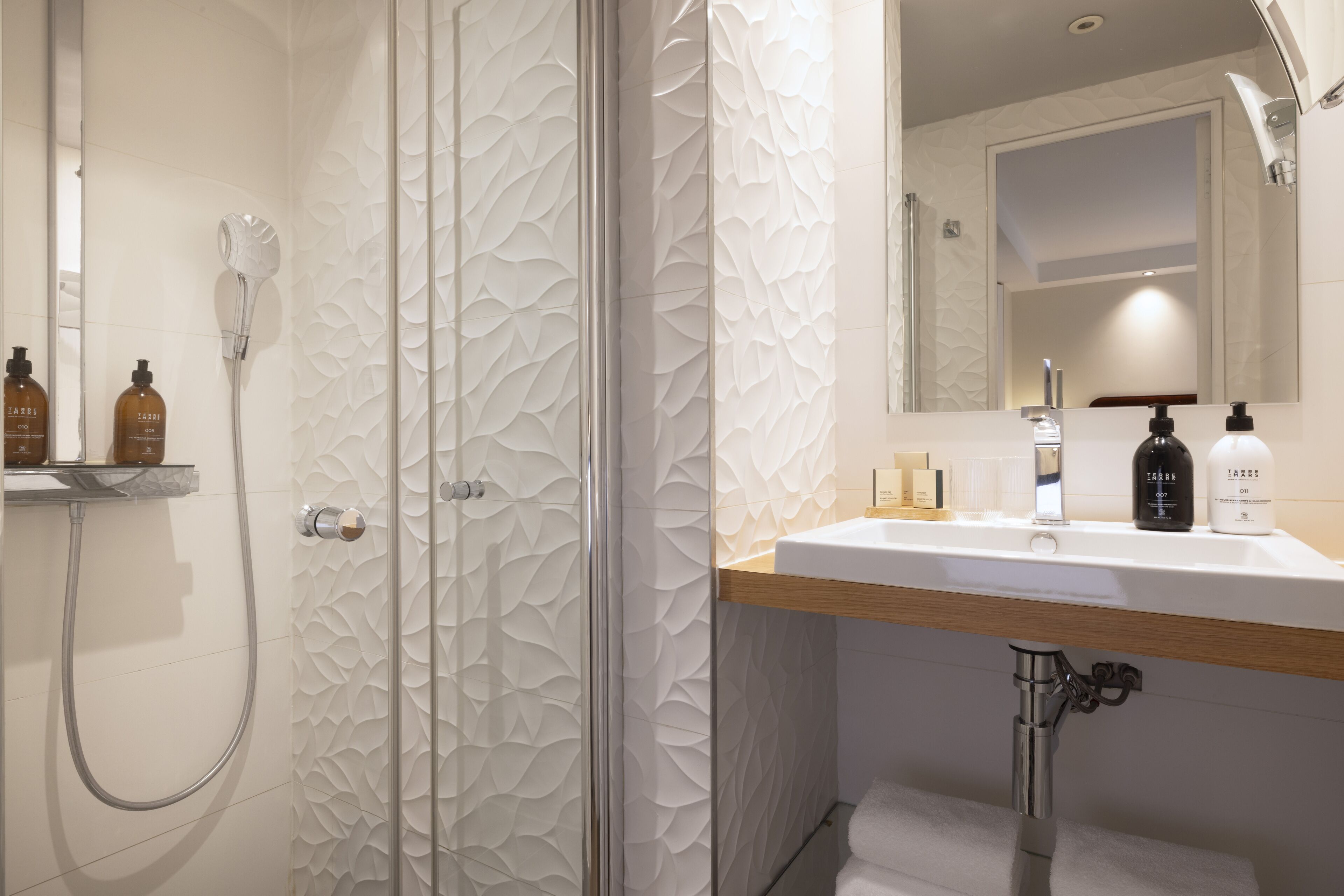 classic double room | bathroom | free toiletries, hair dryer, bathrobes, slippers