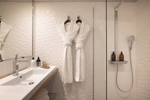 Chambre Deluxe Double ou Twin | Bathroom | Free toiletries, hair dryer, bathrobes, slippers
