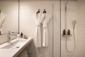 Chambre Deluxe Double ou Twin | Bathroom | Free toiletries, hair dryer, bathrobes, slippers - Hotel Chavanel Paris (Paris)