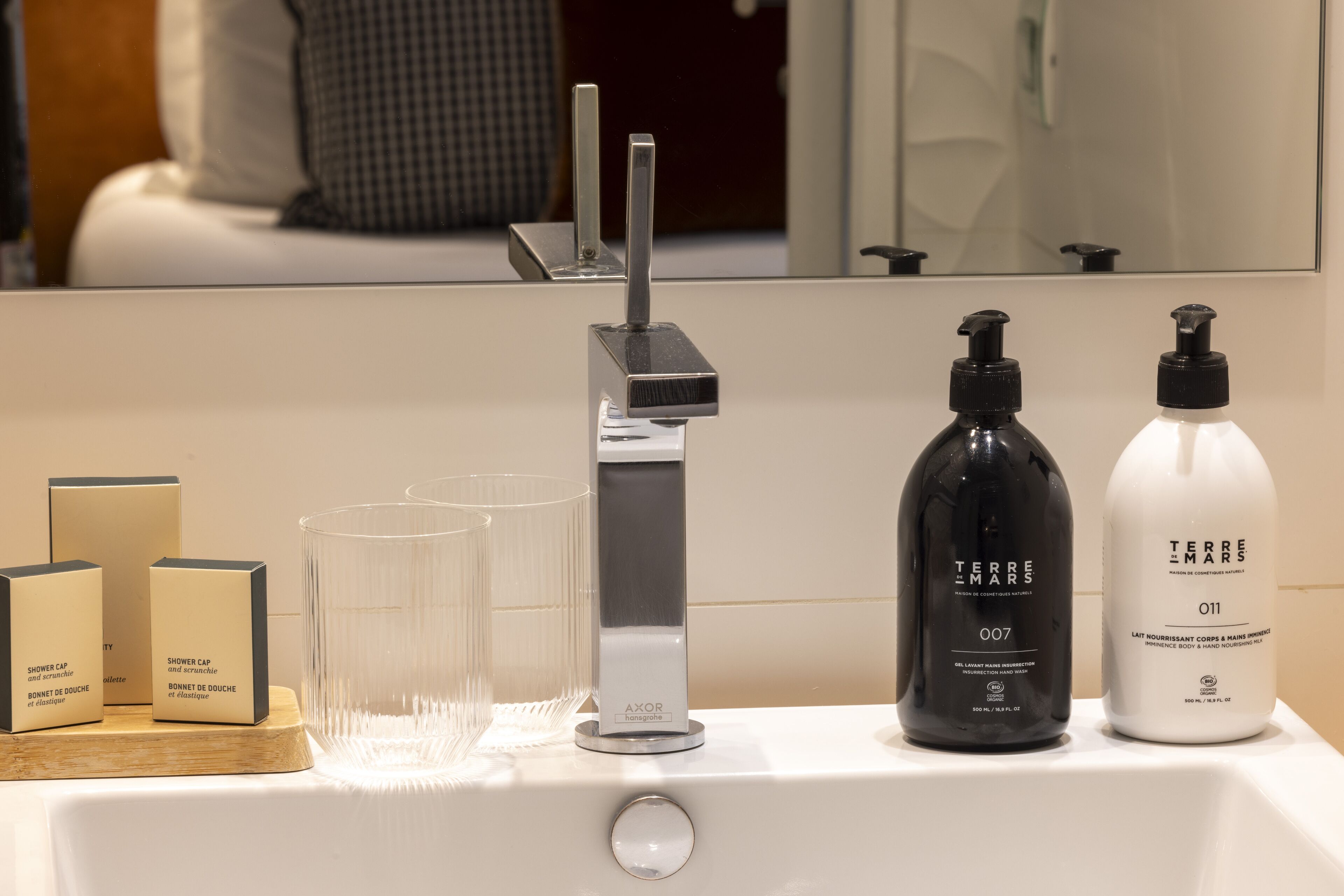 classic double room | bathroom | free toiletries, hair dryer, bathrobes, slippers