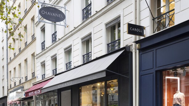 En hotels facade med et skilt for 'Chavanel' og 'Caroll'.