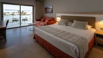 Donsdekens, een kluis op de kamer, een bureau, verduisterende gordijnen